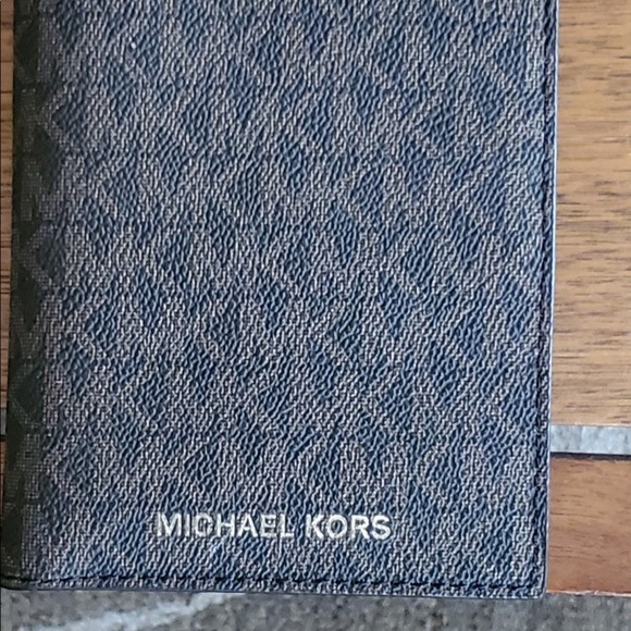 New Michael Kors Jet Set Travel Medium Passport Case Brown - Picture 2 of 6